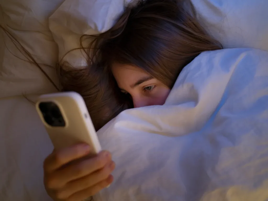 scroll noturno de crianças e jovens 