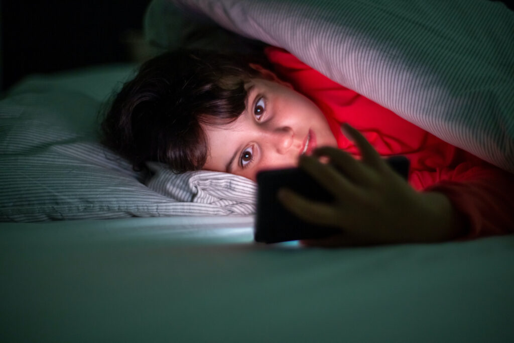 crianças e telas na cama